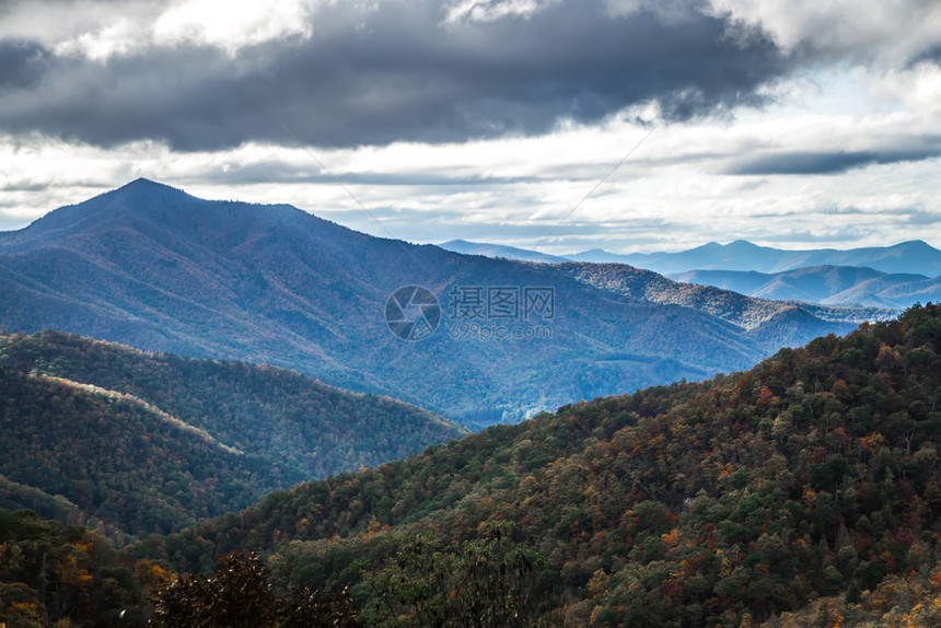 蓝色山脊公园路的蓝色山丘风景图片
