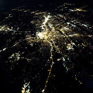飞机在城市上空飞行图片