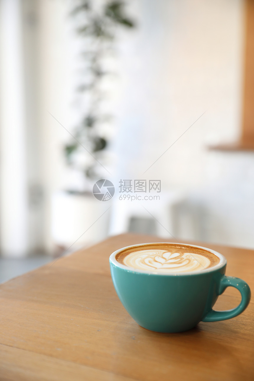 咖啡店的热辣卡布奇诺咖啡图片