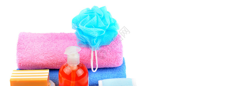 白色背景的棉毛巾化妆肥皂海绵和洗发水图片
