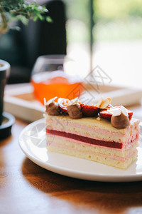 草莓蛋糕甜食品木桌上有草莓坚果背景图片