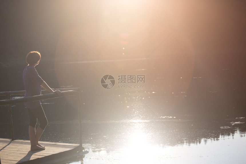 日落时站在码头的山湖女游客喀尔巴阡病乌拉茵图片