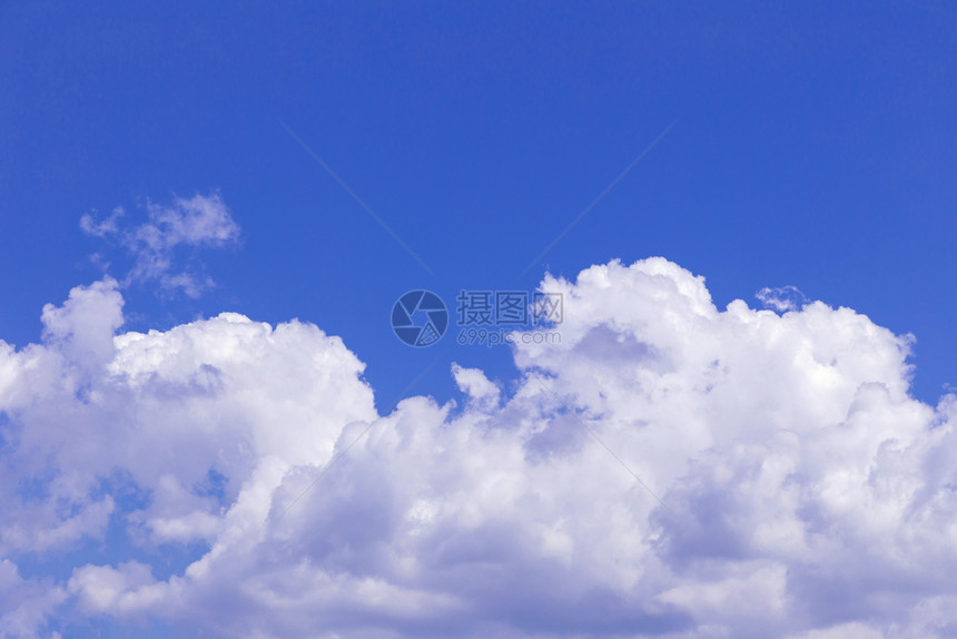 蓝色的天空和白云阳光明媚的夏天或春雨云图片