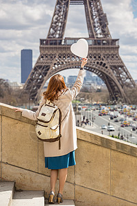 各种形状气球穿梭于欧洲女孩与气球以心脏的形状位于法国埃菲尔塔的背景背景
