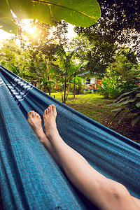 一个女孩的细腿躺在吊床上的热带丛林的布拉齐尔天堂高清图片素材