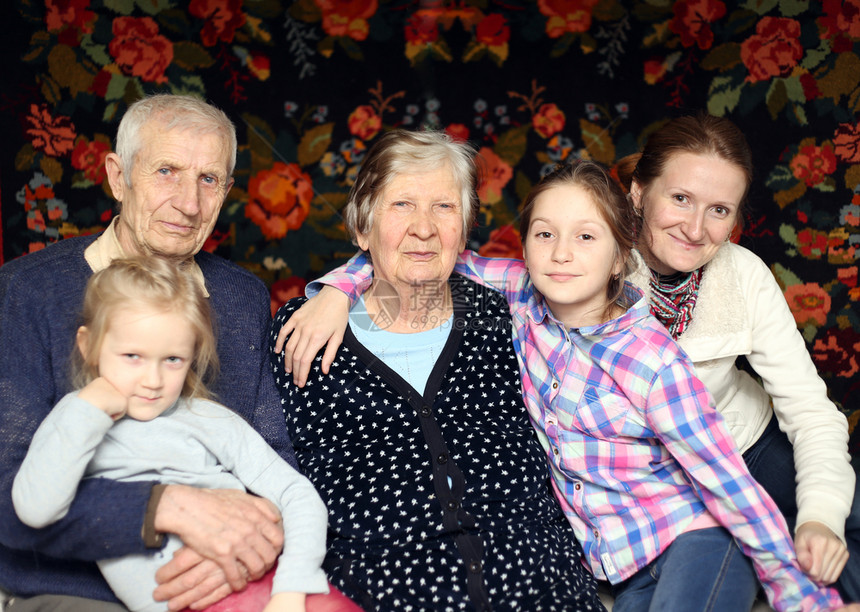 家里有孙女和祖父母的家庭肖像图片