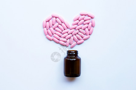 白背景的粉红药片心脏形状背景图片