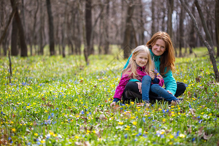 在盛开的草原上旅游少女母亲和儿图片