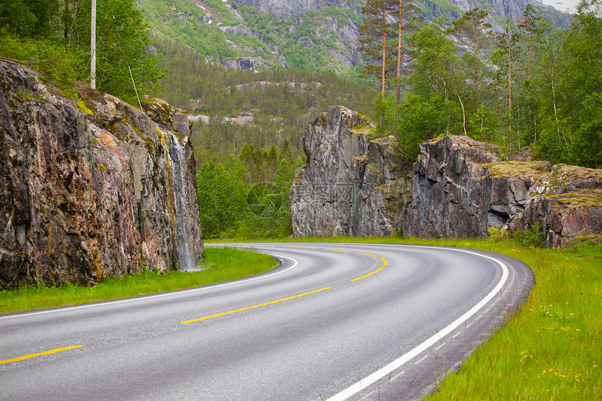 在挪威诸山公路上北的诸山公路上图片