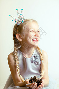 圣诞节小女孩公主拿着锥和微笑图片