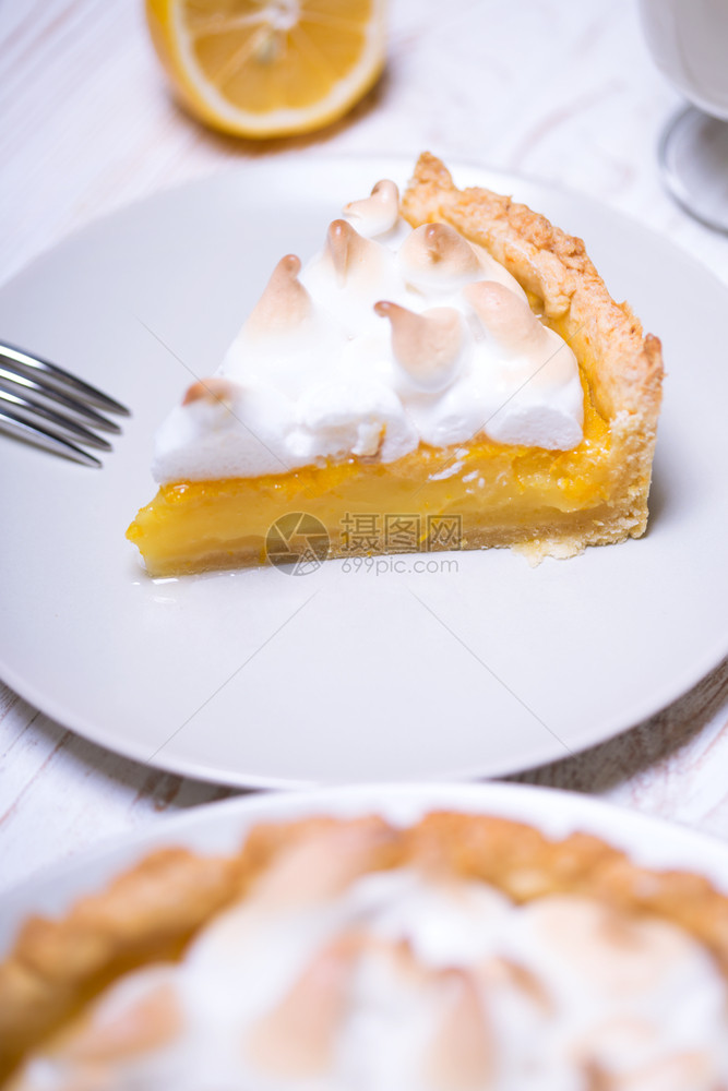 甜点美味的柠檬馅饼和经典的蛋白酥皮图片