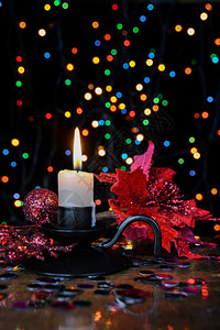 一个智能手机的垂直圣诞墙纸上面有燃烧的蜡烛薄膜和红装饰背景图片