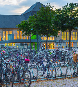 火车站前大型自行车停车场图片