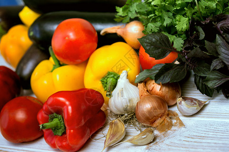 桌上新鲜的多汁蔬菜西红柿黄豆辣椒洋葱大蒜绿菜图片
