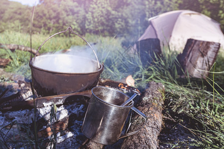 露营锅和帐篷背景的火杯图片