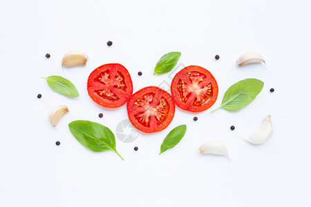 西红柿大蒜胡椒玉米和白底的Basil图片