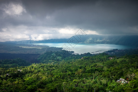 巴利因多尼西亚贡巴图火山和湖高清图片