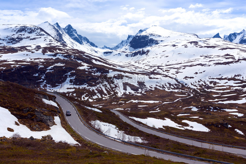 在挪威山中和北的诸山公路上图片