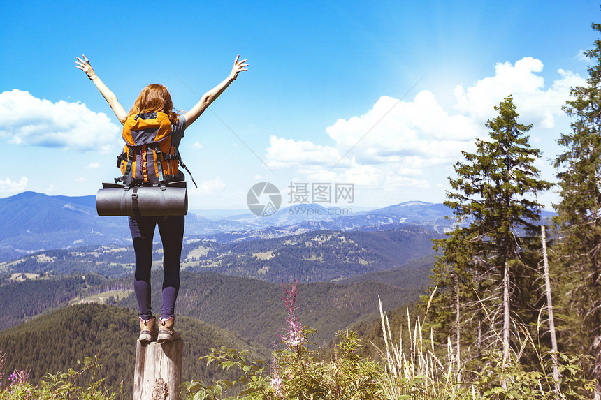 在山林背景上站着包的女孩徒步旅行者风景图片