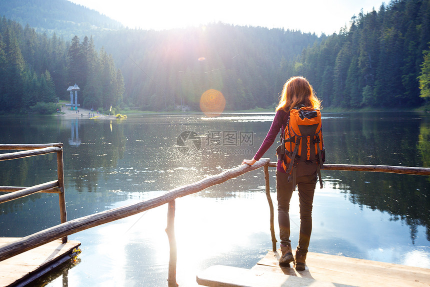 日落时山湖的女游客喀尔巴阡病乌拉茵图片