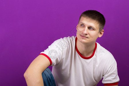 穿紫色背景的英俊年轻男子背景图片