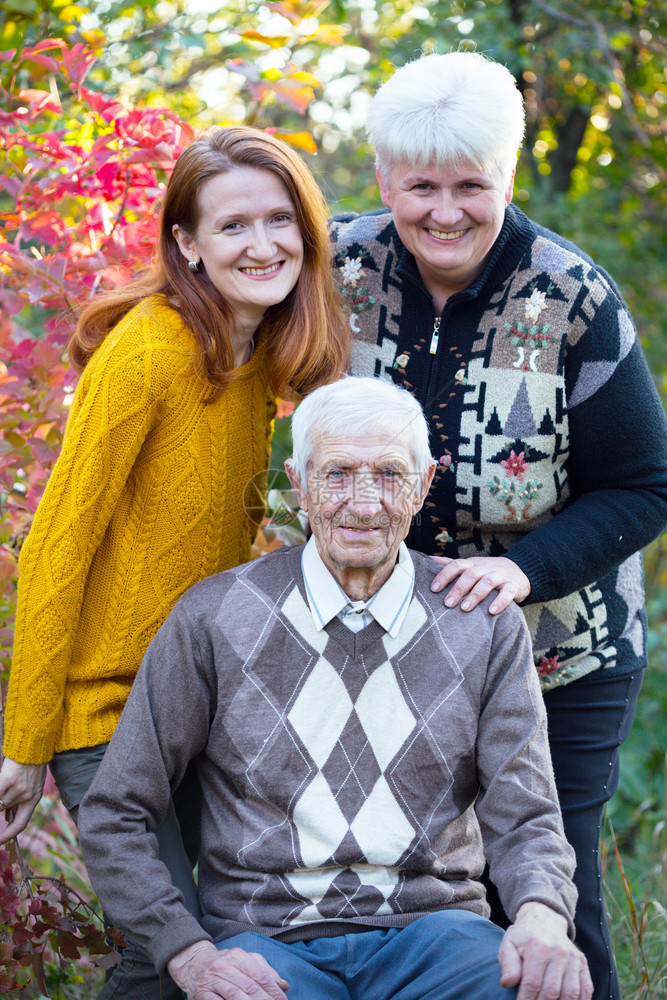 微笑的老人和孙女与儿的肖像图片