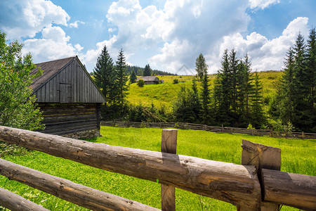 木屋和山丘在喀尔巴阡脉的景象乌拉茵图片