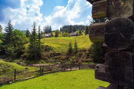 木屋和山丘在喀尔巴阡脉的景象乌拉茵图片