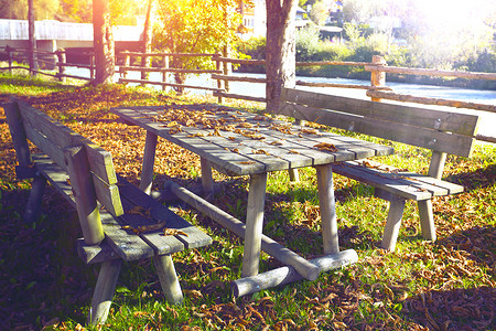 十月一台历桌签秋的风景在公园长椅和叶子的桌背景
