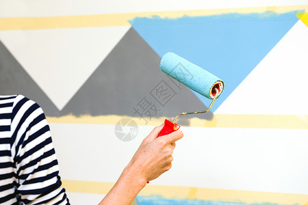 画家用颜料在墙面画画图片