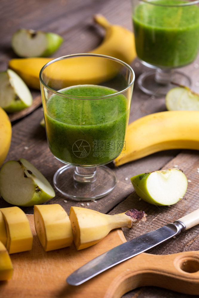 健康早餐面食苹果和香蕉冰生菜素食主义图片