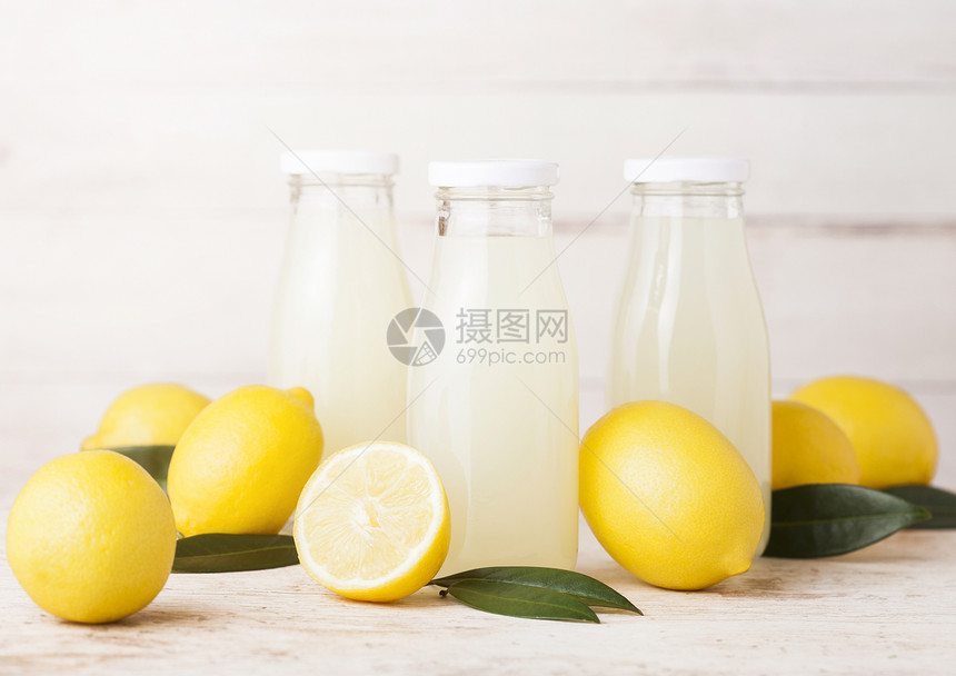 玻璃瓶有机新鲜柠檬汁浅木本底生柠檬图片