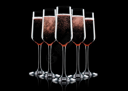玫瑰粉红香槟杯黑色背面有泡黑色背景有反光高清图片