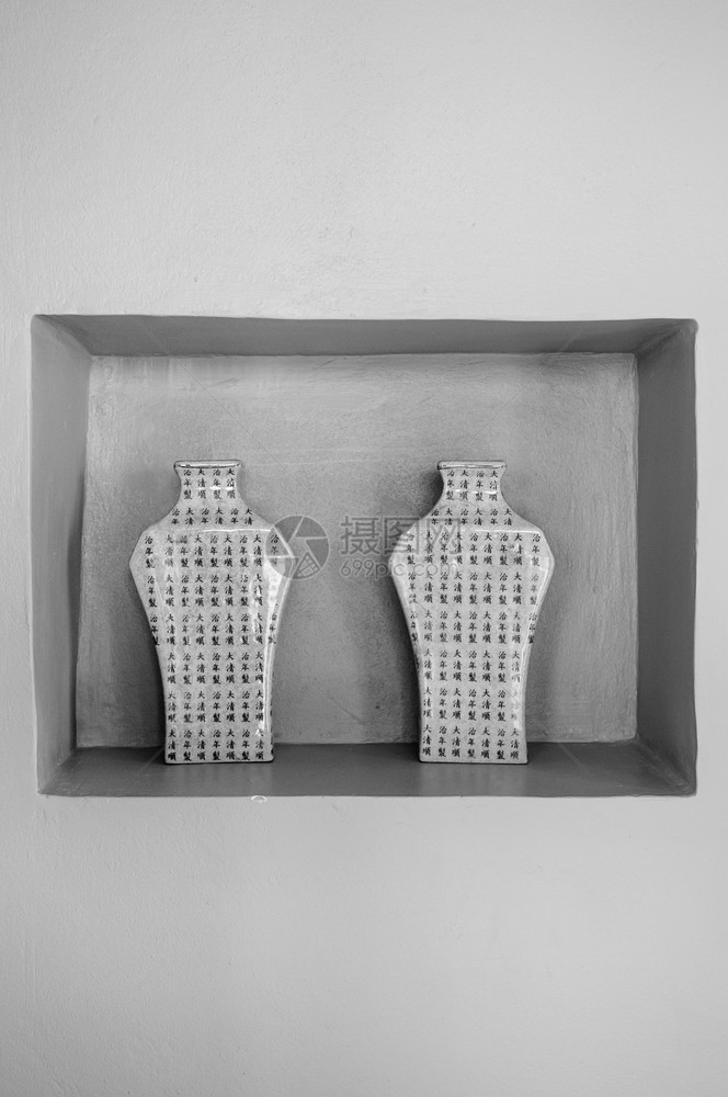 2014年月日201年华欣泰国古老的黑白瓷花瓶墙背景的瓷花瓶图片
