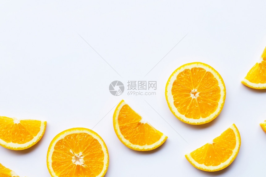 白色背景上的新鲜橙色切片复制空格图片