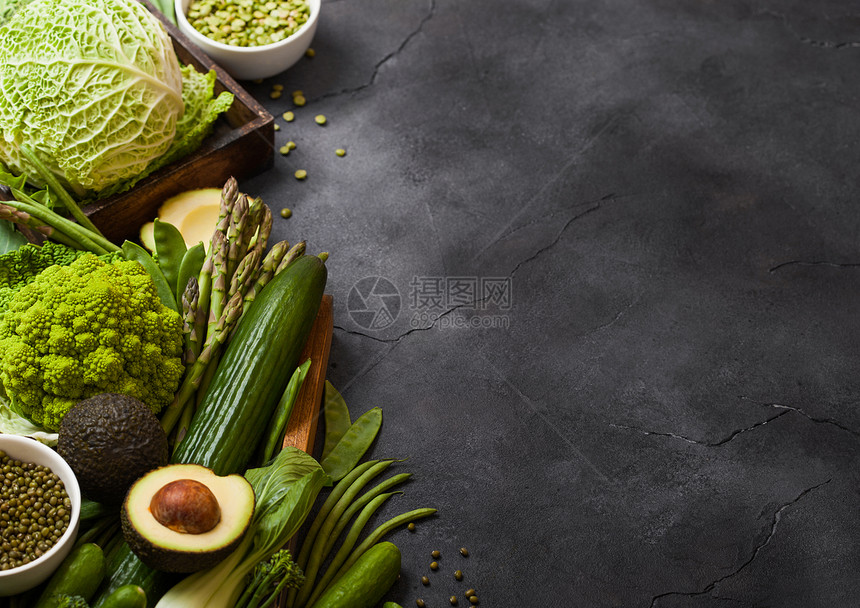 深色背景的绿菜类生有机蔬鳄梨卷心菜花椰和黄瓜图片