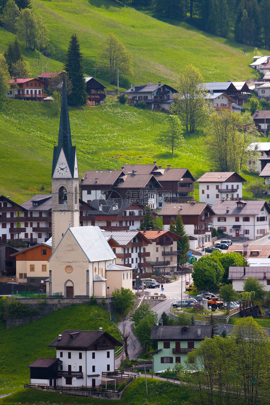 Austrianlps山谷内有一座教堂的村图片