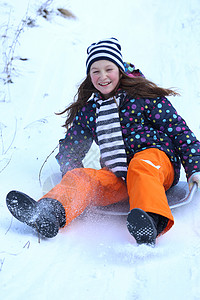 笑的少女雪橇图片
