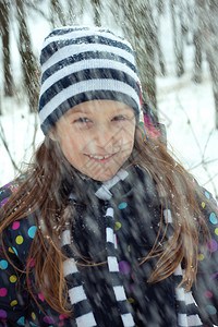 下雪时少女图片