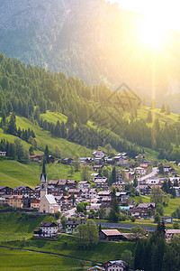 Austrianlps山谷内有一座教堂的村图片