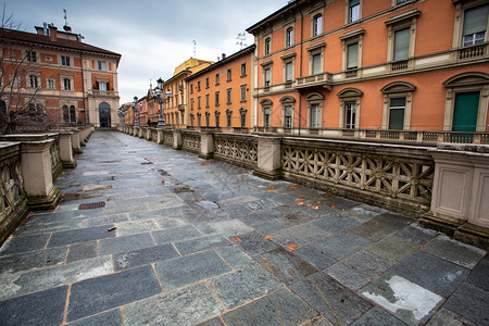 在意大利的波洛尼亚市中心可以看到古老的建筑图片