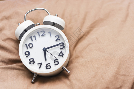 时间背景概念床上的闹钟早醒来图片添加文字信息设计艺术工作的背景警报高清图片素材