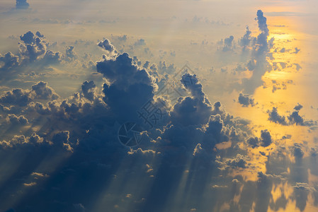 在飞机窗口上看方美丽的云彩图片