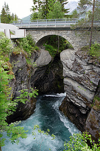 诺维坚山脉的河和由石头组成的旧拱桥图片