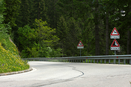 带有路标的山地森林道路图片