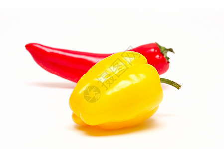 白色背景特写上的红胡椒和黄图片