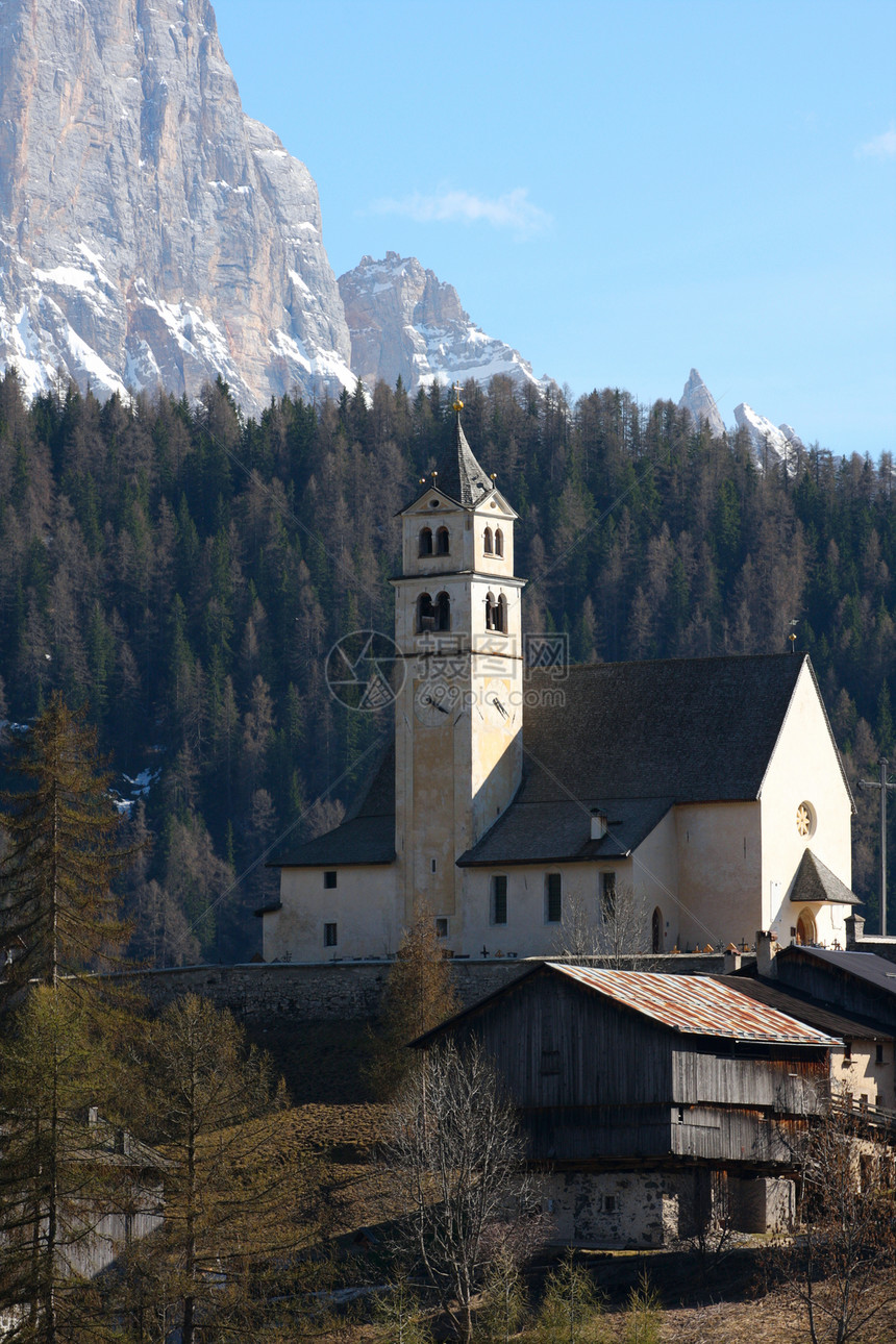 山丘上的教堂雪在背景中意大利图片