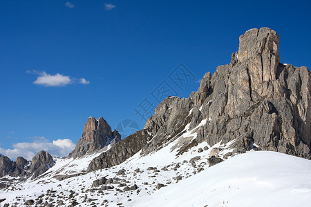 大雪谷远处有山图片