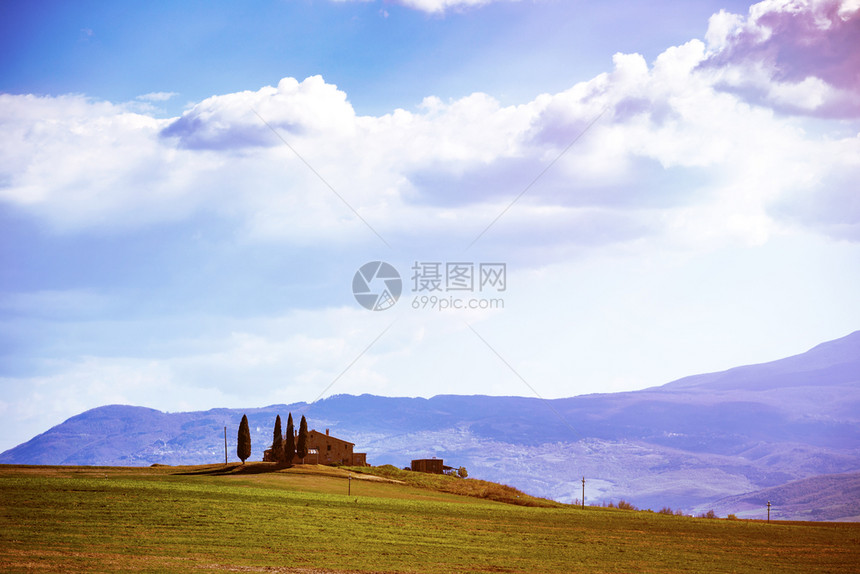 阳光明媚的天有古老房子和西波斯风景图片