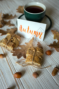 美丽的秋背景茶杯饼干秋叶和登记背景图片